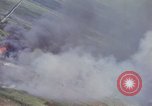 Image Bombardement au napalm des domaines cibles au Vietnam Vietnam, 1965, de la seconde 27 séquences d'archives historiques vidéo 65675054864