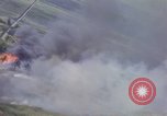 Image Bombardement au napalm des domaines cibles au Vietnam Vietnam, 1965, de la seconde 28 séquences d'archives historiques vidéo 65675054864