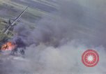 Image Bombardement au napalm des domaines cibles au Vietnam Vietnam, 1965, de la seconde 29 séquences d'archives historiques vidéo 65675054864