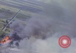 Image Bombardement au napalm des domaines cibles au Vietnam Vietnam, 1965, de la seconde 30 séquences d'archives historiques vidéo 65675054864