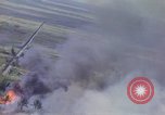 Image Bombardement au napalm des domaines cibles au Vietnam Vietnam, 1965, de la seconde 31 séquences d'archives historiques vidéo 65675054864