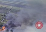 Image Bombardement au napalm des domaines cibles au Vietnam Vietnam, 1965, de la seconde 32 séquences d'archives historiques vidéo 65675054864