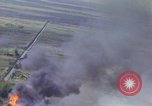 Image Bombardement au napalm des domaines cibles au Vietnam Vietnam, 1965, de la seconde 33 séquences d'archives historiques vidéo 65675054864