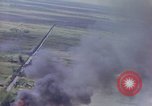 Image Bombardement au napalm des domaines cibles au Vietnam Vietnam, 1965, de la seconde 34 séquences d'archives historiques vidéo 65675054864