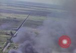 Image Bombardement au napalm des domaines cibles au Vietnam Vietnam, 1965, de la seconde 35 séquences d'archives historiques vidéo 65675054864