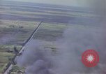 Image Bombardement au napalm des domaines cibles au Vietnam Vietnam, 1965, de la seconde 36 séquences d'archives historiques vidéo 65675054864
