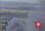Image Bombardement au napalm des domaines cibles au Vietnam Vietnam, 1965, de la seconde 37 séquences d'archives historiques vidéo 65675054864