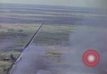 Image Bombardement au napalm des domaines cibles au Vietnam Vietnam, 1965, de la seconde 38 séquences d'archives historiques vidéo 65675054864