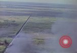 Image Bombardement au napalm des domaines cibles au Vietnam Vietnam, 1965, de la seconde 39 séquences d'archives historiques vidéo 65675054864