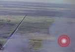 Image Bombardement au napalm des domaines cibles au Vietnam Vietnam, 1965, de la seconde 40 séquences d'archives historiques vidéo 65675054864