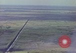 Image Bombardement au napalm des domaines cibles au Vietnam Vietnam, 1965, de la seconde 43 séquences d'archives historiques vidéo 65675054864