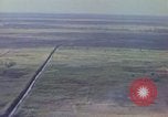 Image Bombardement au napalm des domaines cibles au Vietnam Vietnam, 1965, de la seconde 44 séquences d'archives historiques vidéo 65675054864