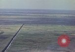 Image Bombardement au napalm des domaines cibles au Vietnam Vietnam, 1965, de la seconde 45 séquences d'archives historiques vidéo 65675054864