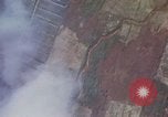 Image refuges le long du canal ont bombardé Vietnam, 1965, de la seconde 3 séquences d'archives historiques vidéo 65675054865
