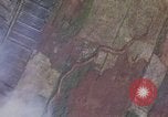 Image refuges le long du canal ont bombardé Vietnam, 1965, de la seconde 4 séquences d'archives historiques vidéo 65675054865
