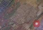 Image refuges le long du canal ont bombardé Vietnam, 1965, de la seconde 6 séquences d'archives historiques vidéo 65675054865
