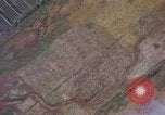 Image refuges le long du canal ont bombardé Vietnam, 1965, de la seconde 7 séquences d'archives historiques vidéo 65675054865