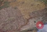 Image refuges le long du canal ont bombardé Vietnam, 1965, de la seconde 10 séquences d'archives historiques vidéo 65675054865