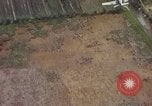 Image refuges le long du canal ont bombardé Vietnam, 1965, de la seconde 13 séquences d'archives historiques vidéo 65675054865