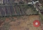 Image refuges le long du canal ont bombardé Vietnam, 1965, de la seconde 14 séquences d'archives historiques vidéo 65675054865