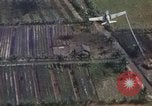 Image refuges le long du canal ont bombardé Vietnam, 1965, de la seconde 15 séquences d'archives historiques vidéo 65675054865