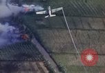 Image refuges le long du canal ont bombardé Vietnam, 1965, de la seconde 17 séquences d'archives historiques vidéo 65675054865