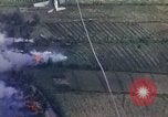 Image refuges le long du canal ont bombardé Vietnam, 1965, de la seconde 18 séquences d'archives historiques vidéo 65675054865