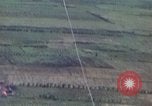 Image refuges le long du canal ont bombardé Vietnam, 1965, de la seconde 20 séquences d'archives historiques vidéo 65675054865