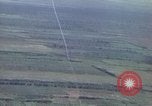 Image refuges le long du canal ont bombardé Vietnam, 1965, de la seconde 21 séquences d'archives historiques vidéo 65675054865