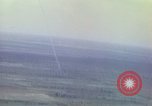 Image refuges le long du canal ont bombardé Vietnam, 1965, de la seconde 22 séquences d'archives historiques vidéo 65675054865