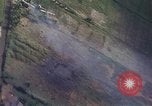 Image refuges le long du canal ont bombardé Vietnam, 1965, de la seconde 26 séquences d'archives historiques vidéo 65675054865