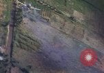 Image refuges le long du canal ont bombardé Vietnam, 1965, de la seconde 27 séquences d'archives historiques vidéo 65675054865