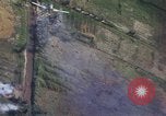 Image refuges le long du canal ont bombardé Vietnam, 1965, de la seconde 28 séquences d'archives historiques vidéo 65675054865