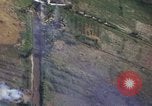 Image refuges le long du canal ont bombardé Vietnam, 1965, de la seconde 29 séquences d'archives historiques vidéo 65675054865