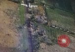 Image refuges le long du canal ont bombardé Vietnam, 1965, de la seconde 31 séquences d'archives historiques vidéo 65675054865
