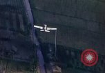 Image refuges le long du canal ont bombardé Vietnam, 1965, de la seconde 34 séquences d'archives historiques vidéo 65675054865