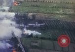 Image refuges le long du canal ont bombardé Vietnam, 1965, de la seconde 37 séquences d'archives historiques vidéo 65675054865