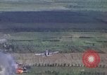 Image refuges le long du canal ont bombardé Vietnam, 1965, de la seconde 39 séquences d'archives historiques vidéo 65675054865
