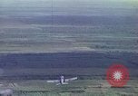 Image refuges le long du canal ont bombardé Vietnam, 1965, de la seconde 40 séquences d'archives historiques vidéo 65675054865