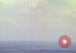 Image refuges le long du canal ont bombardé Vietnam, 1965, de la seconde 42 séquences d'archives historiques vidéo 65675054865