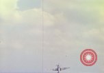 Image refuges le long du canal ont bombardé Vietnam, 1965, de la seconde 43 séquences d'archives historiques vidéo 65675054865