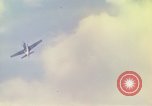 Image refuges le long du canal ont bombardé Vietnam, 1965, de la seconde 49 séquences d'archives historiques vidéo 65675054865