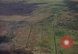 Standbild napalm Bomben in den Zielregionen Nam Phan Provinz Vietnam, 1965, aus Sekunde 11 historischem Filmmaterial Videoclip 65675054866