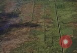 Standbild napalm Bomben in den Zielregionen Nam Phan Provinz Vietnam, 1965, aus Sekunde 18 historischem Filmmaterial Videoclip 65675054866