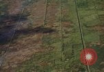 Standbild napalm Bomben in den Zielregionen Nam Phan Provinz Vietnam, 1965, aus Sekunde 19 historischem Filmmaterial Videoclip 65675054866