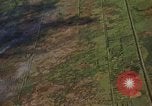 Standbild napalm Bomben in den Zielregionen Nam Phan Provinz Vietnam, 1965, aus Sekunde 23 historischem Filmmaterial Videoclip 65675054866