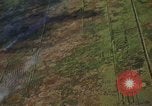 Standbild napalm Bomben in den Zielregionen Nam Phan Provinz Vietnam, 1965, aus Sekunde 24 historischem Filmmaterial Videoclip 65675054866