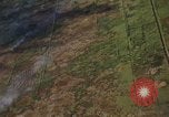 Standbild napalm Bomben in den Zielregionen Nam Phan Provinz Vietnam, 1965, aus Sekunde 25 historischem Filmmaterial Videoclip 65675054866