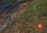 Standbild napalm Bomben in den Zielregionen Nam Phan Provinz Vietnam, 1965, aus Sekunde 26 historischem Filmmaterial Videoclip 65675054866