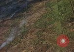 Standbild napalm Bomben in den Zielregionen Nam Phan Provinz Vietnam, 1965, aus Sekunde 27 historischem Filmmaterial Videoclip 65675054866